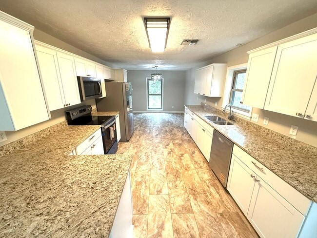 Foto del edificio - ** 4 Bed 3 Bath located in Prattville ** Call 334-366-9198 to schedule a self-tour