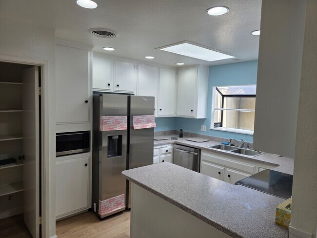 Foto del edificio - Single story 3 bedroom duplex right off El Camino Golf Course in the heart of Oceanside, recently...
