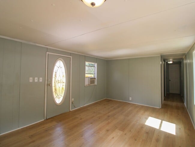 Building Photo - Move in Ready! Fayetteville, TN