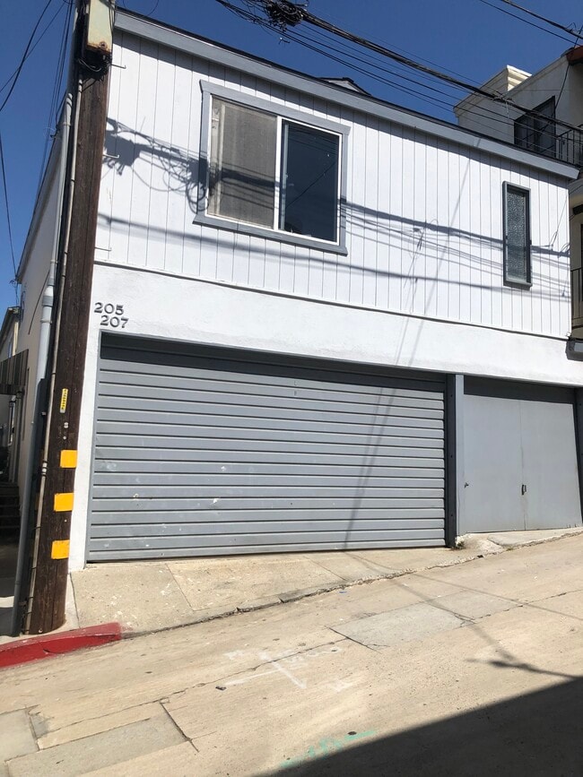 Exterior - 207 Kelp St