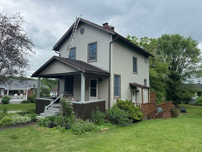 Building Photo - 320 Hess St