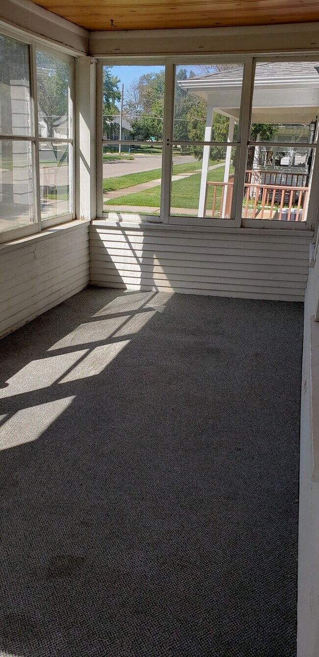 Luminoso y acogedor apartamento de 2 habitaciones en un barrio tranquilo. - 819 Hawthorne Ave