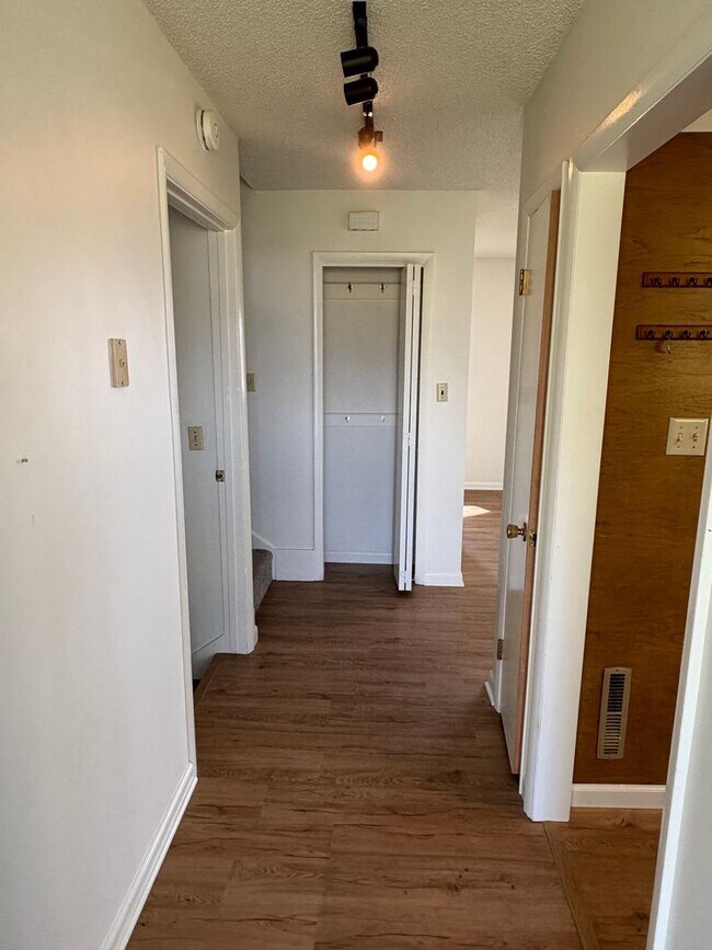 Building Photo - 4 bedroom, 2 bathroom Home off Spring Hill...