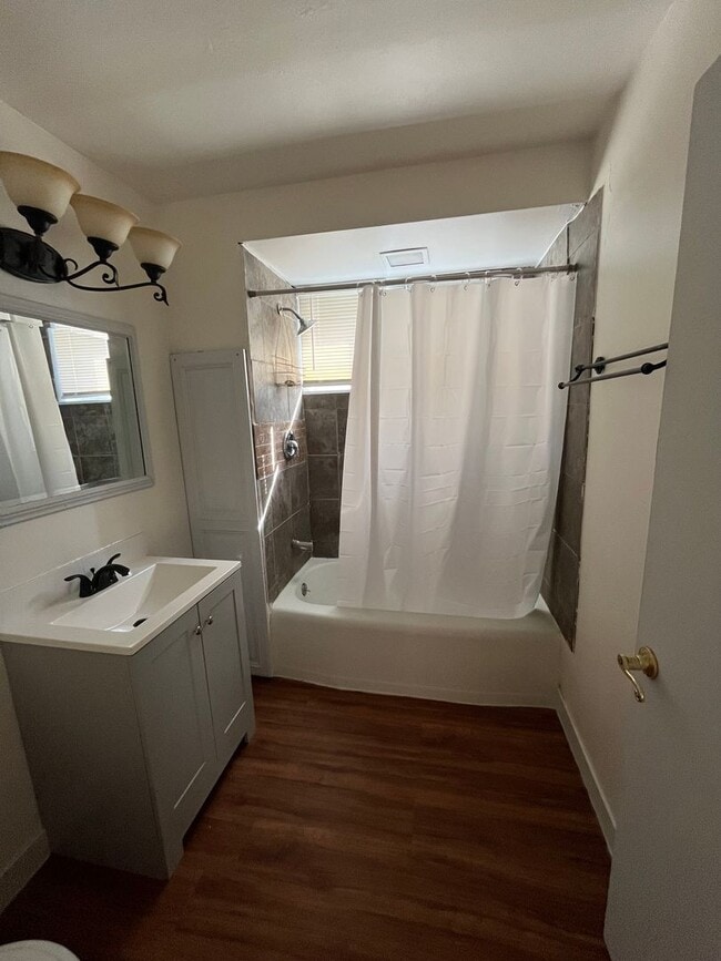 Building Photo - Modern 3BR/2BA Two-Level Unit in the Heart...