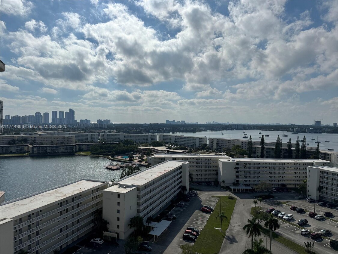 Foto principal - 18031 Biscayne Blvd