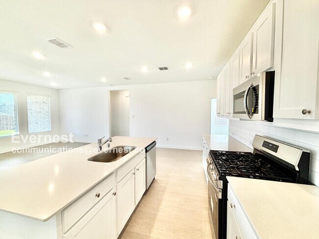 Foto del edificio - 1353 Rockwell Dr