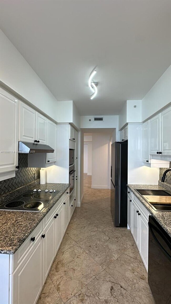 Building Photo - 4775 Collins Ave