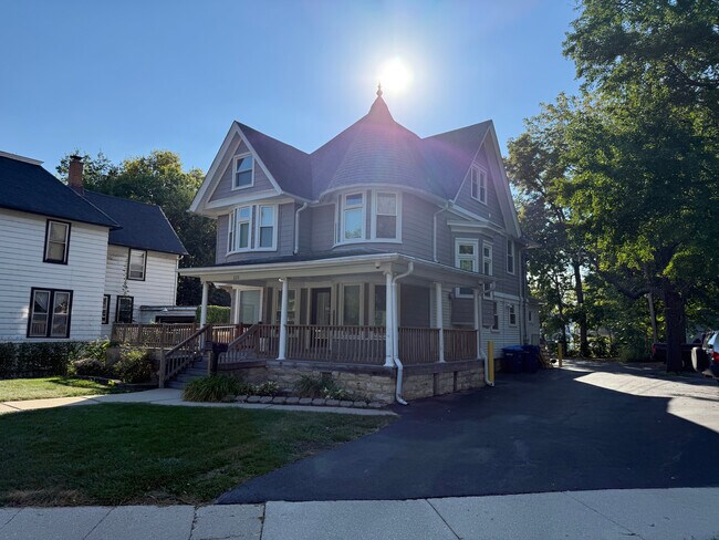Building Photo - 220 College Ave