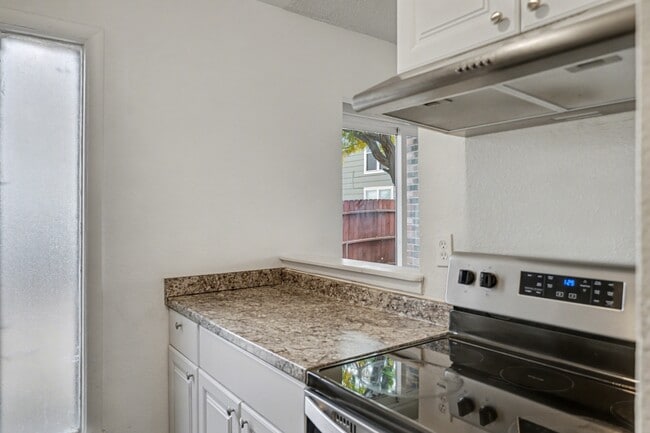 Foto del edificio - 4270 Loomis Ave