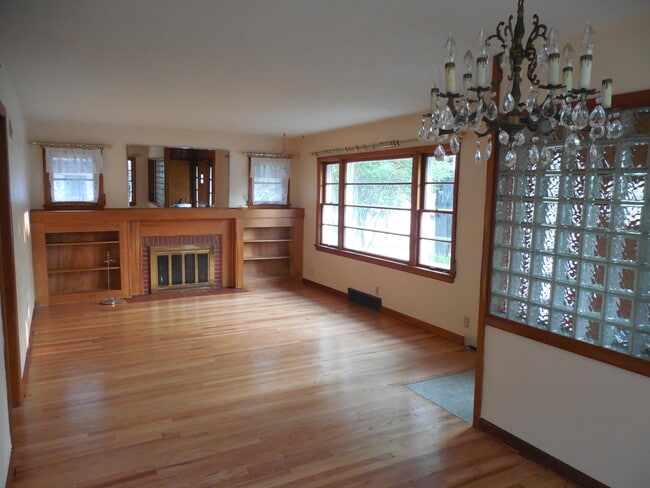 Living room and entry - 131 N Rockford Ave
