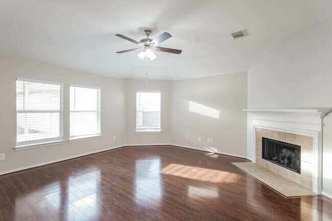 Foto del edificio - 3830 Lake Ballinger Ln