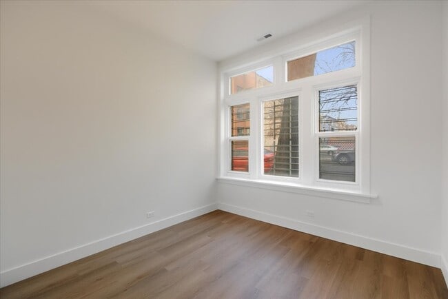 Building Photo - 3211 W Le Moyne St