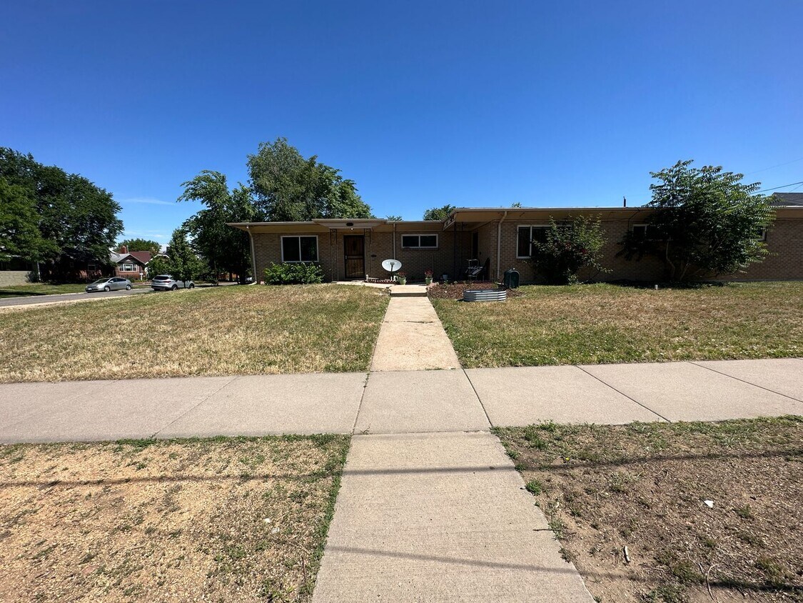 Primary Photo - 2101-2115 E 37th Ave