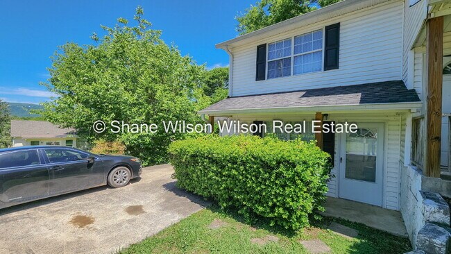 Building Photo - Cozy 2 Bedroom 1-1/2 Bath Duplex in Rossville.  Come View today!!