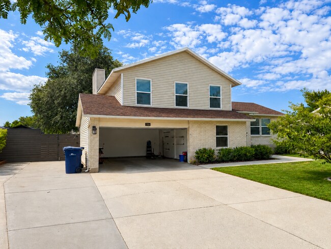 Foto del edificio - Spacious 5-Bedroom Sandy Home with Large Fenced Yard