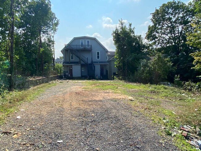 Gran lote con entrada para vehículos - 425 Taylor Ave