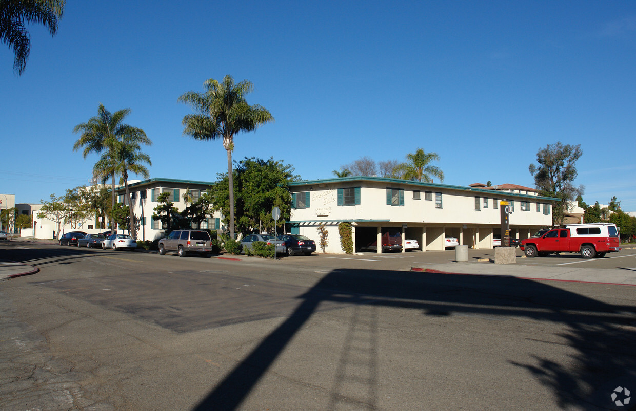 Primary Photo - Albert's College Apartments