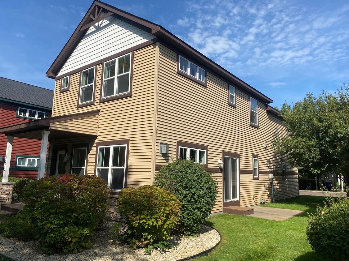 3010 Cottage Ln N, Saint Paul, MN 55109 House Rental in Saint Paul