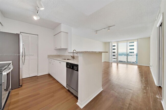 Building Photo - 1111 Brickell Bay Drive Unit 3108
