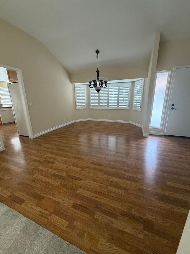 Building Photo - Spacious 3 Bedroom home