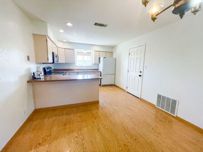 Foto del edificio - This gorgeous Pine Hills home has a large interior, 2-car garage, and fully-fenced yard!