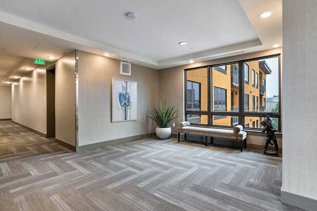 Foto del edificio - COME HOME TO REFINED DOWNTOWN LUXURY CONDO...