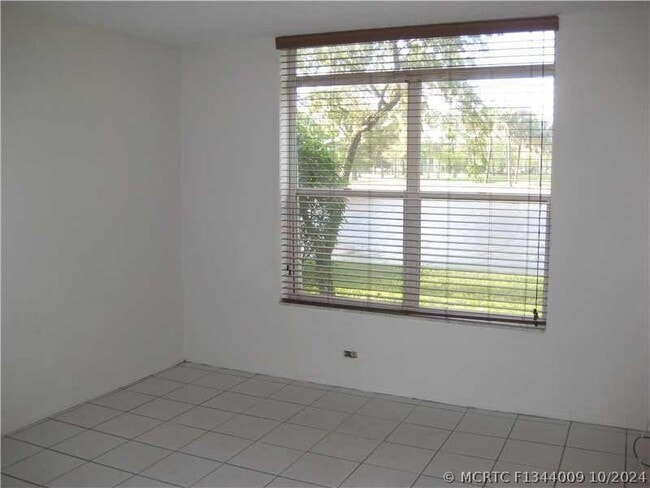 Building Photo - 3750 Inverrary Dr