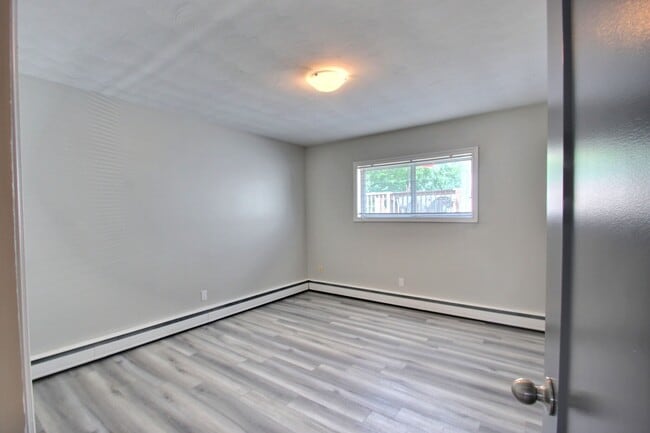 Building Photo - 62 8 St