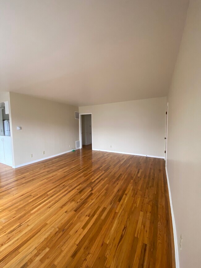 Building Photo - 932 9th St