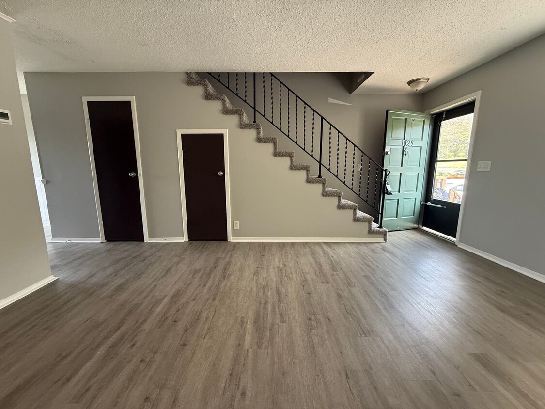 Cute and Convenient South Nashville Townhouse near BNA and Woodbine - Renovated - Cute and Convenient South Nashville Townhouse near BNA and Woodbine - Renovated