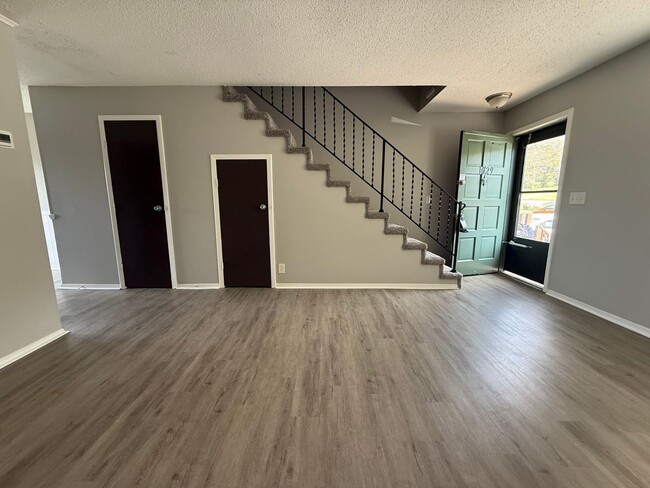 Cute and Convenient South Nashville Townhouse near BNA and Woodbine - Renovated - Cute and Convenient South Nashville Townhouse near BNA and Woodbine - Renovated