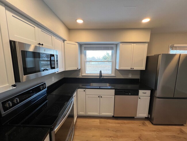 Building Photo - Remodeled 3+ BR Home in Orchard Park!