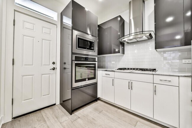 Foto del edificio - 4 bedroom in Chicago IL 60651