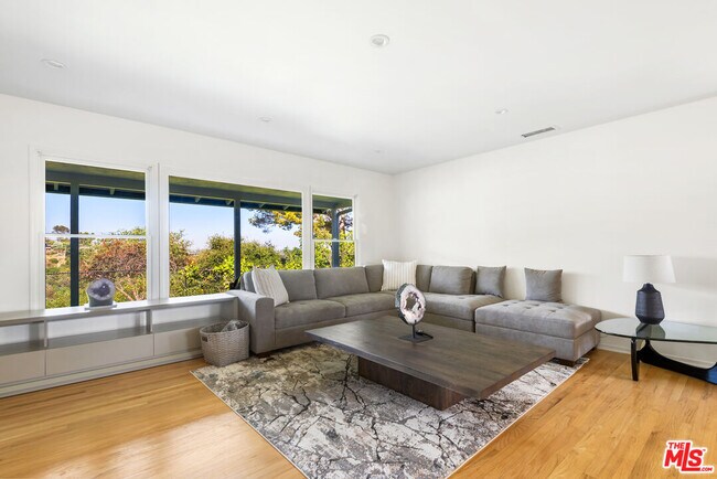 Building Photo - 300 Bellino Dr