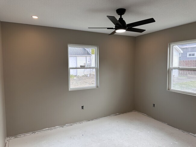 Foto del edificio - 212 E 1st St