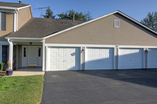 Foto del edificio - 741 Acorn Ct