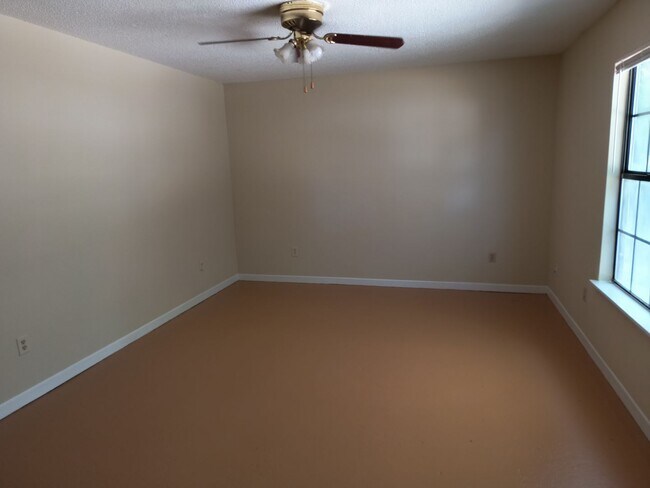 Building Photo - 3 Bedroom 2 Bath Home