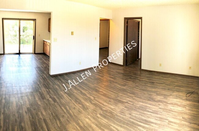 Building Photo - Spacious 2 bed