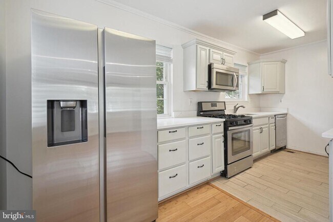 Building Photo - 5817 Greentree Rd