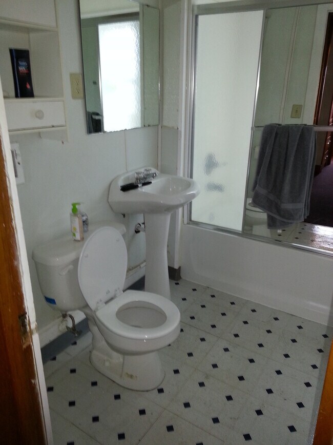 Foto del edificio - DOWNTOWN 4 BEDROOM DUPLEX!!!  4 bedroom duplex in DOWNTOWN IOWA CITY!