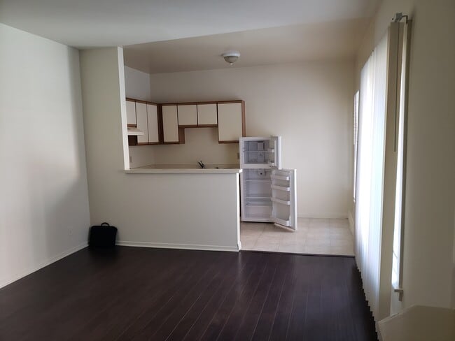 Building Photo - 432 S. New Hampshire