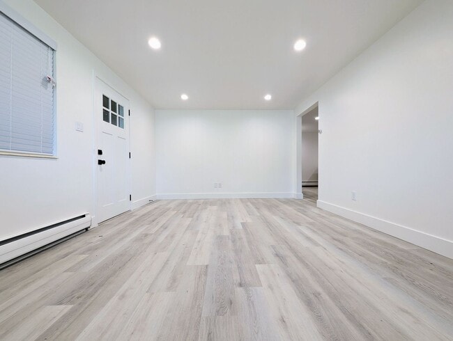 Building Photo - Beautiful, remodeled 1 bedroom apartment in the heart of sugarhouse.