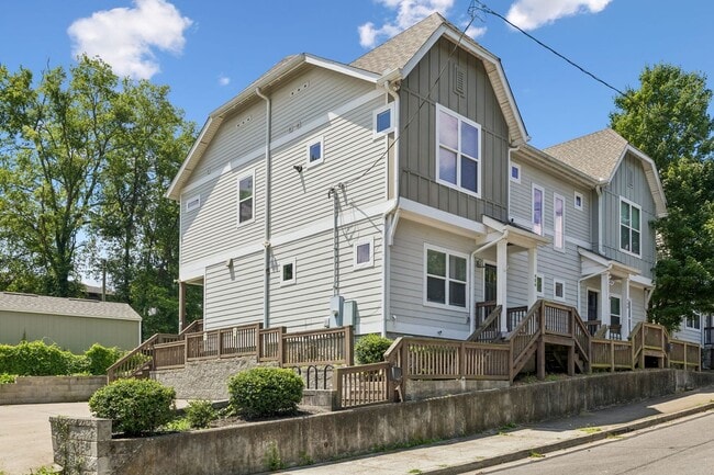 Building Photo - 906 Smiley St