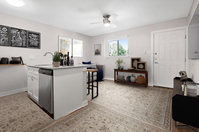 Building Photo - 902 Romeria Dr