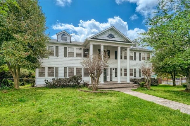 Building Photo - 611 Colonial Cir SE