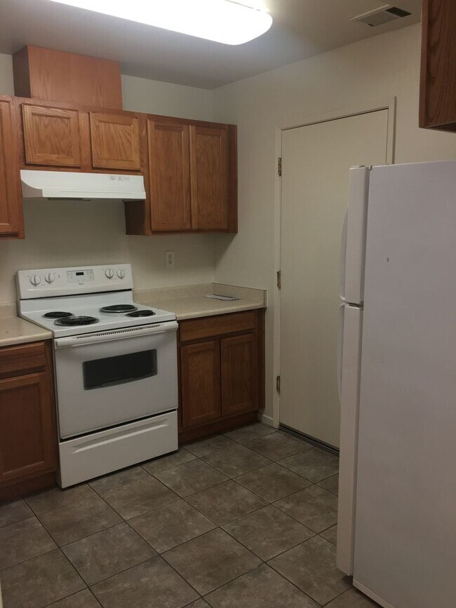 Foto del edificio - Three Bedroom Townhouse Style Apartment wi...