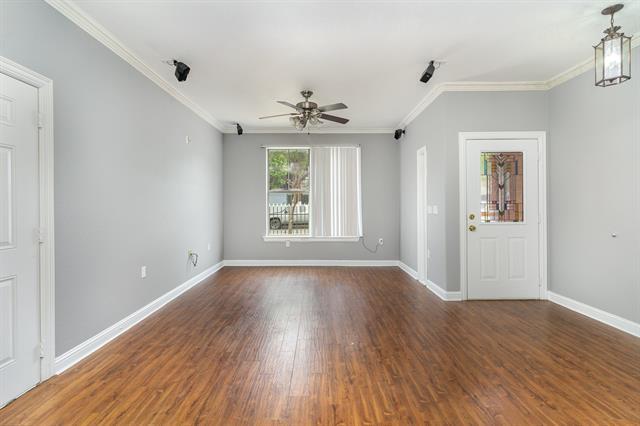 Building Photo - 902 S Montclair Ave