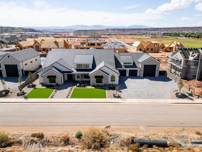 Foto del edificio - Gorgeous Custom Single Story with RV Garage