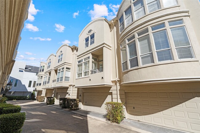 Building Photo - 1515 Hyde Park Blvd