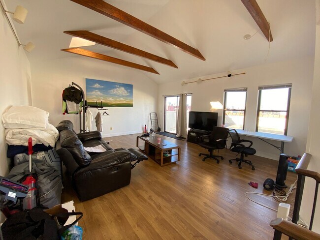 Building Photo - Available 9/1. Penthouse duplex 2bed w/ HU...